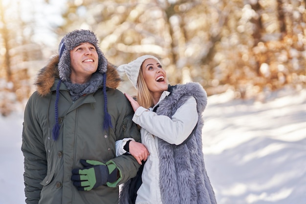 Casal se divertindo na neve e a paisagem de inverno. foto de alta qualidade