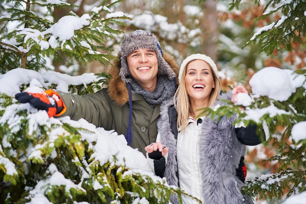 Casal se divertindo na neve e a paisagem de inverno. Foto de alta qualidade