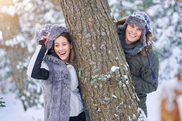 Casal se divertindo na neve e a paisagem de inverno. Foto de alta qualidade