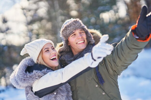 Casal se divertindo na neve e a paisagem de inverno. Foto de alta qualidade
