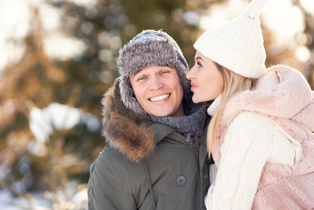 Casal se divertindo na neve e a paisagem de inverno. Foto de alta qualidade