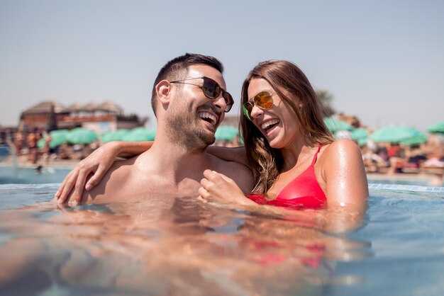 Foto casal se divertindo na piscina