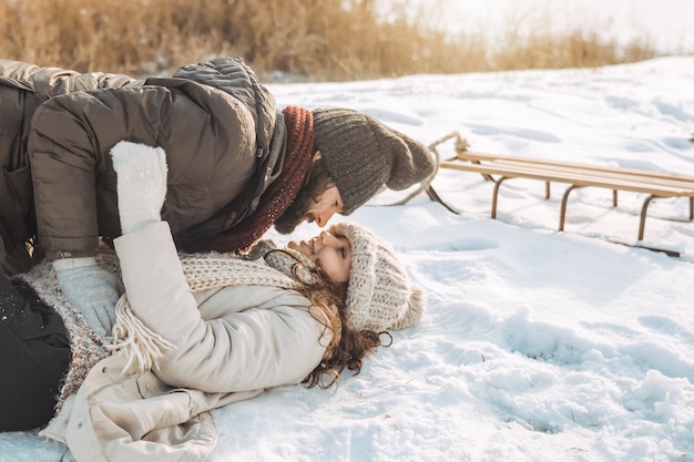 Casal se divertindo no inverno ao ar livre