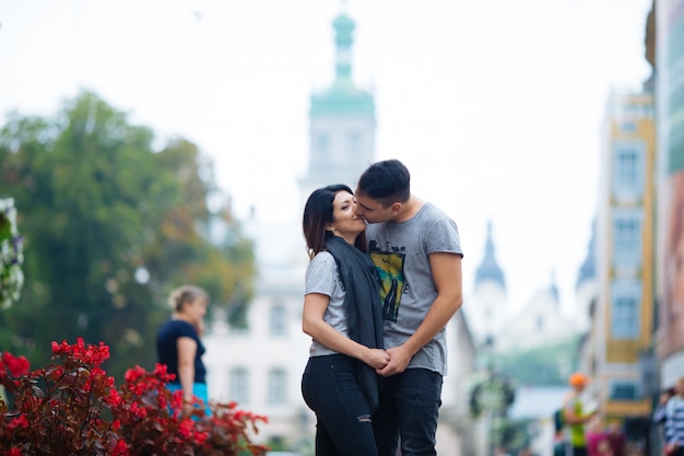 Casal se divertir na cidade. lviv