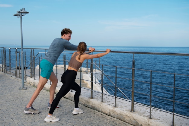 Foto casal se exercitando juntos ao ar livre