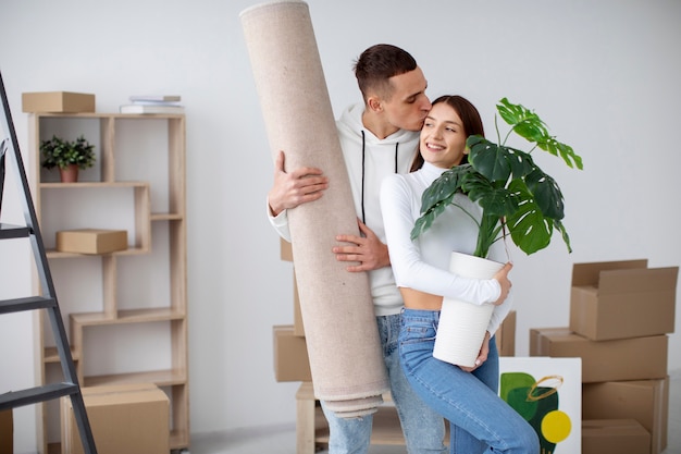 Casal se mudando em sua nova casa