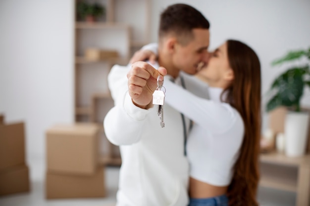 Foto casal se mudando em sua nova casa