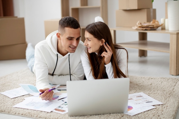 Foto casal se mudando em sua nova casa