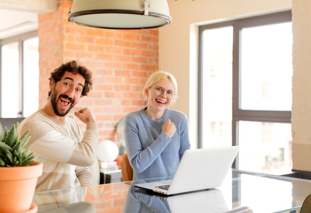 casal se sentindo feliz, positivo e bem-sucedido, motivado para enfrentar um desafio ou comemorar bons resultados