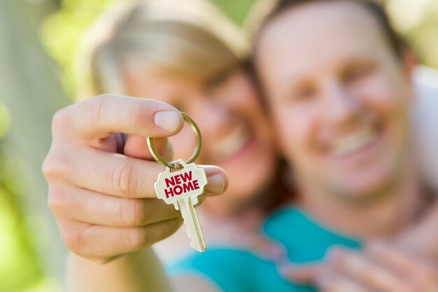 Foto casal segurando a chave da casa com o texto da nova casa