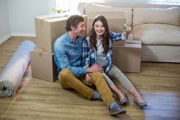 Casal segurando a chave da nova casa