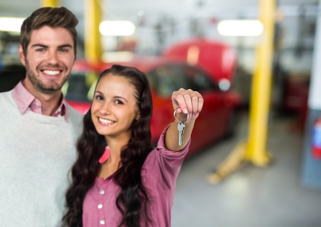 Foto casal segurando a chave na frente do carro