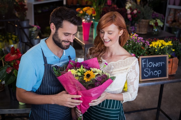 Casal segurando buquê de flores