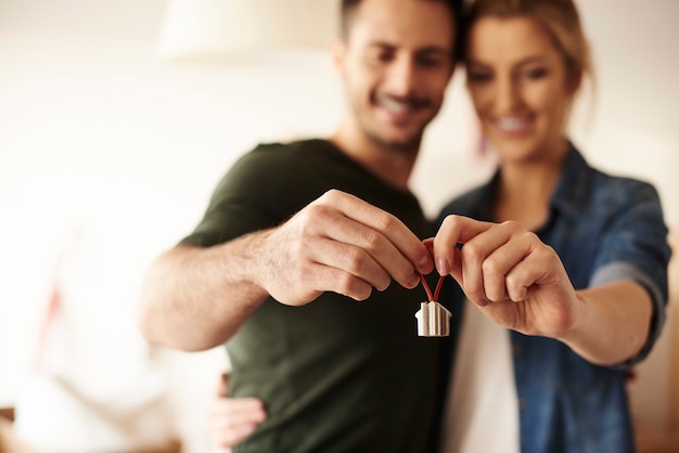 Casal segurando chaveiro da nova casa