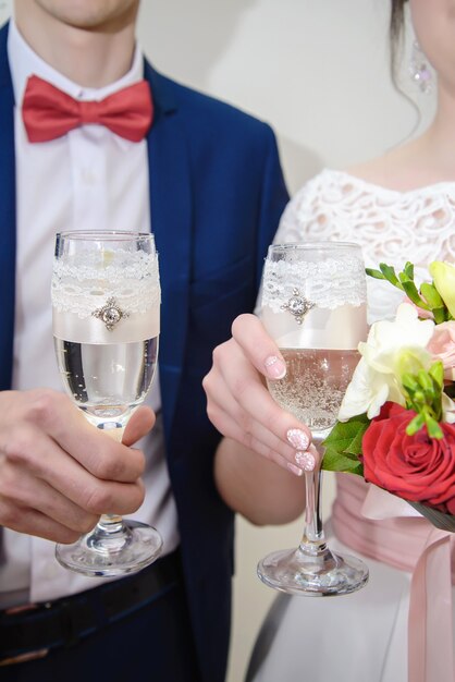 Casal segurando taças de casamento com champanhe