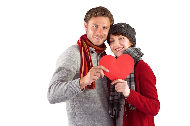 Casal segurando um coração vermelho