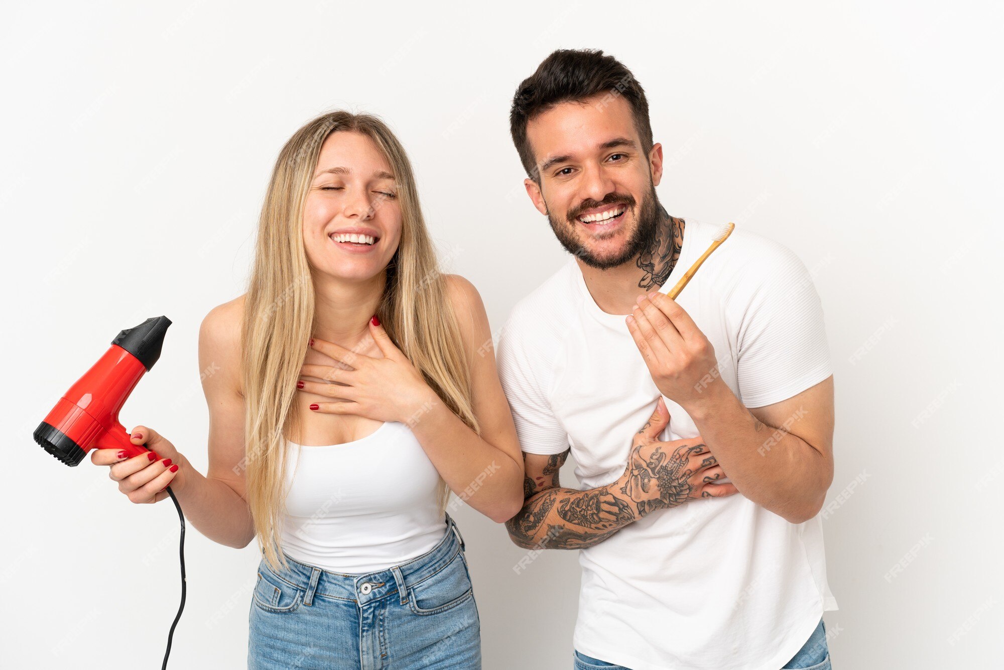 Mão segurando o secador de cabelo isolado no fundo branco