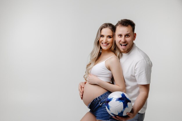 casal segurando uma bola mulher grávida com seu marido casal esperando um bebê casal feliz