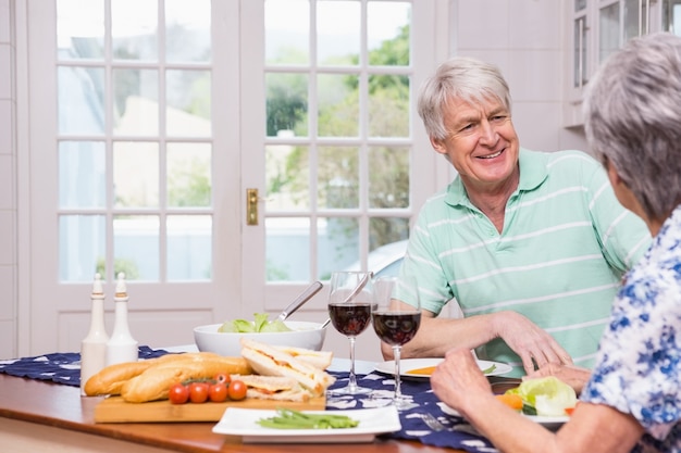 Casal sênior almoçando juntos