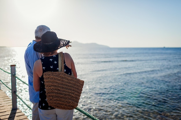 Casal sênior andando no cais pelo Mar Vermelho no Egito Pessoas aproveitando as férias de verão e a paisagem