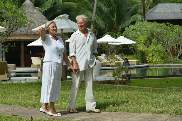 Casal sênior andando perto do hotel