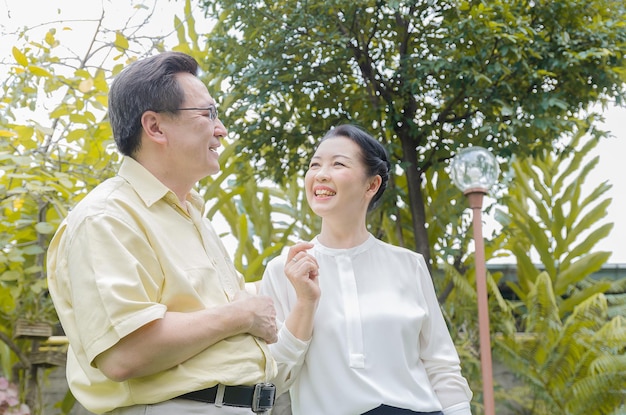 Casal sênior asiático sorrindo feliz em casa vivendo uma boa vida após a aposentadoria
