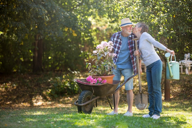 Casal sênior beijando no jardim