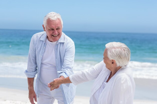 Casal sênior brincando na praia