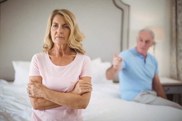 Casal sênior chateado discutindo no quarto