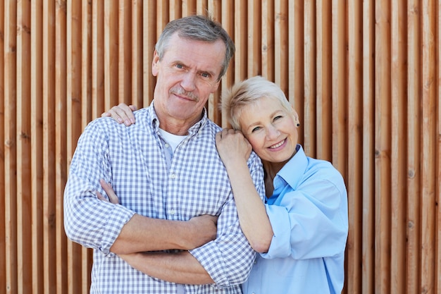 Casal sênior contemporâneo posando ao ar livre