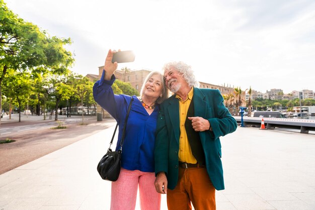 Casal sênior de idosos namorando ao ar livre