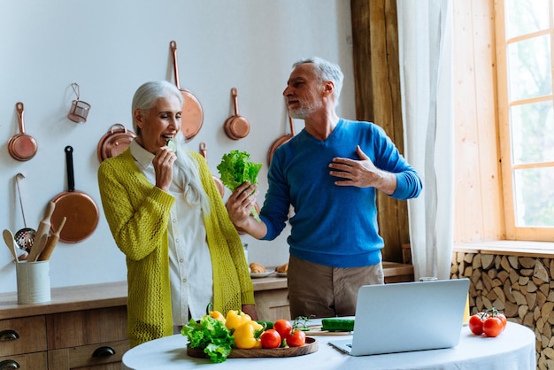 Foto casal sênior de pé na cozinha