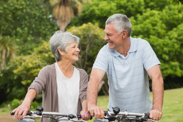 Casal sênior em bicicleta no parque