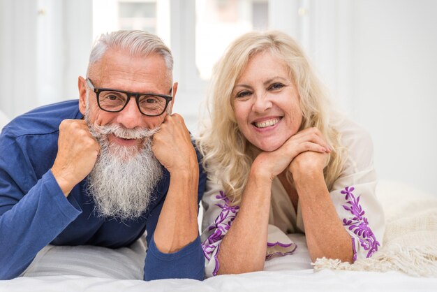 Casal sênior em casa