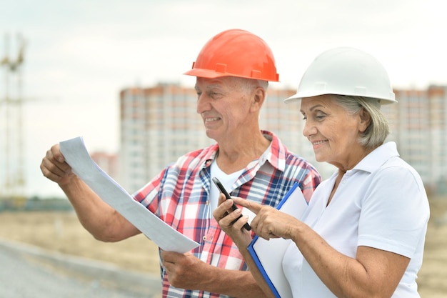 Casal sênior em construção