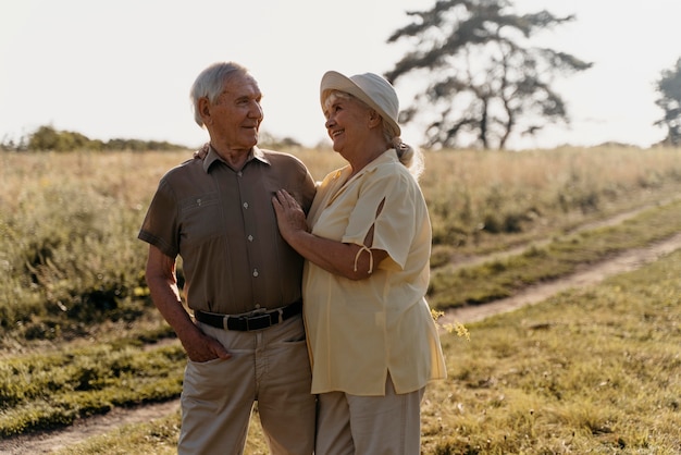 Foto casal sênior em foto média ao ar livre