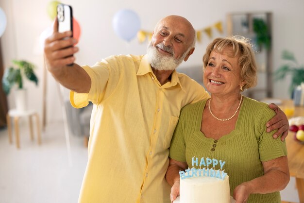 Casal sênior em foto média comemorando aniversário