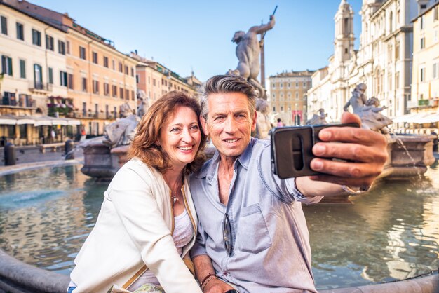 Casal sênior em Roma