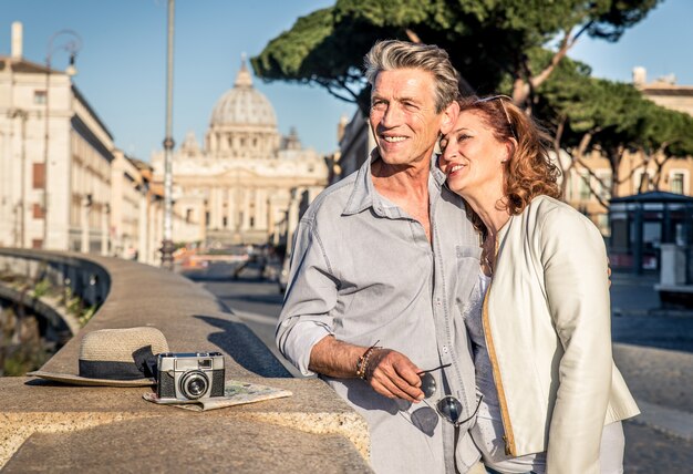 Casal sênior em Roma