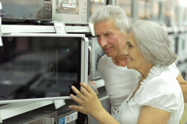 Casal sênior em um shopping center