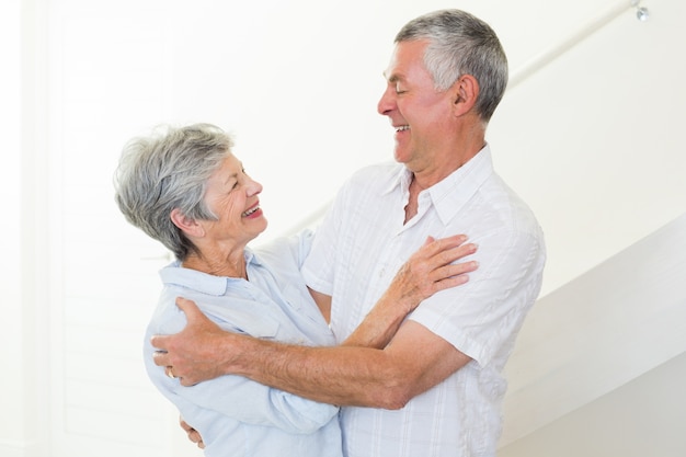 Casal sênior feliz dançando juntos