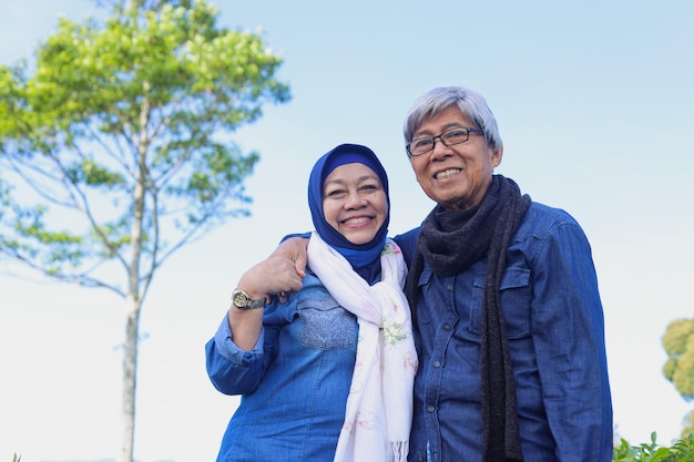 Casal sênior feliz e saudável sorrindo com dentes brancos na plantação de chá Amor sem fim