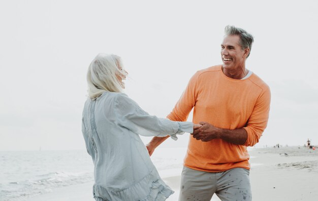 Casal sênior feliz, passar o tempo na praia. conceitos sobre amor, antiguidade e pessoas