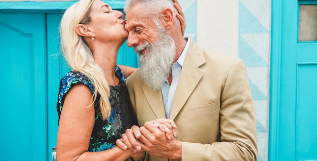 Casal sênior feliz tendo momentos ternos ao ar livre - pessoas maduras, aproveitando o tempo juntos