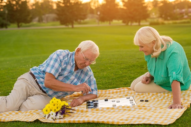 Casal sênior jogando damas