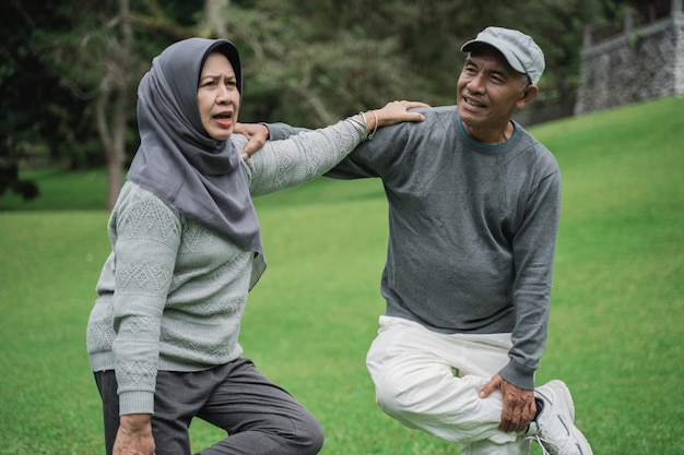 Casal sênior muçulmano asiático exercitando juntos