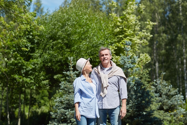 Casal sênior na floresta