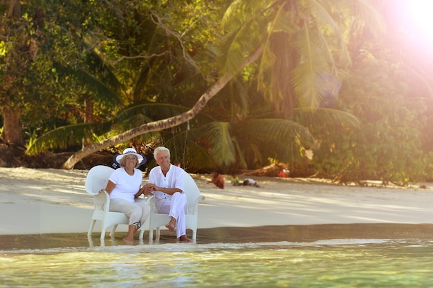 Casal sênior na praia