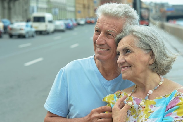 Casal sênior na rua da cidade