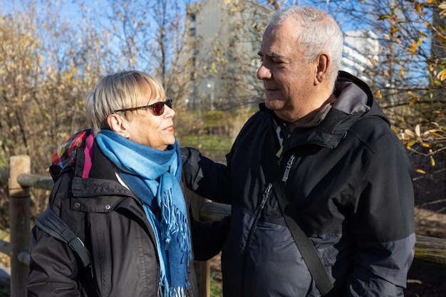 Casal sênior olhando amorosamente um ao outro em um parque